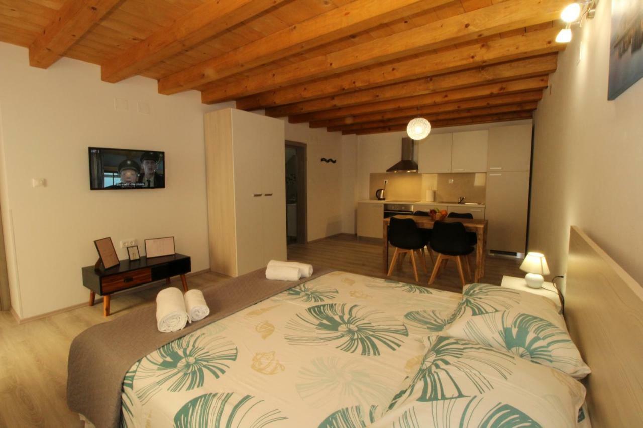 Apartments Bella Pag Town Bagian luar foto