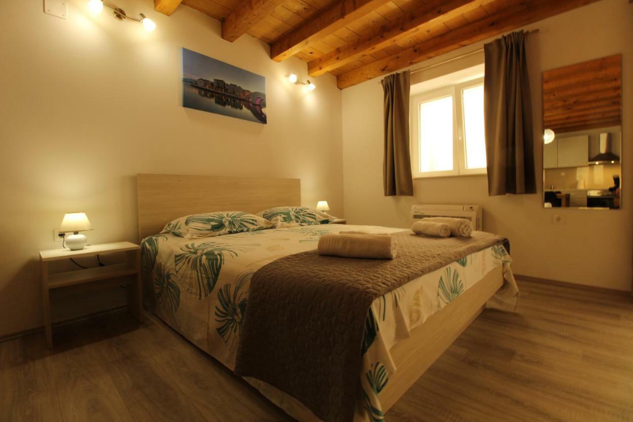 Apartments Bella Pag Town Bagian luar foto